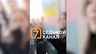 Подростки толпой накинулись на одноклассницу в школе Красноярского края