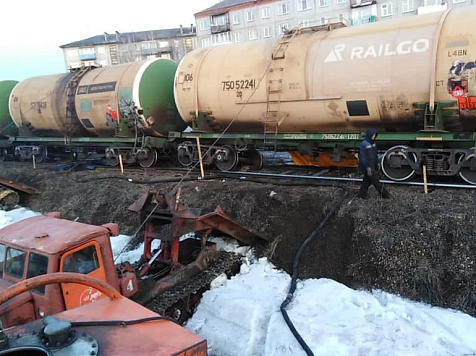 Возле жилых домов под Красноярском с рельс сошли 4 цистерны с дизелем . фото: krskstate.ru
