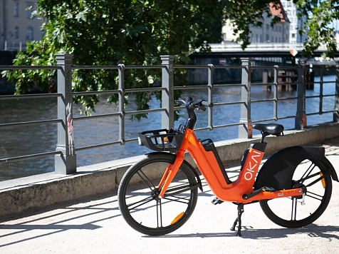 В Красноярске построят 32 электрозаправки, а во Франции за старую машину будут выдавать деньги на электровелосипед. Фото: esquire.ru