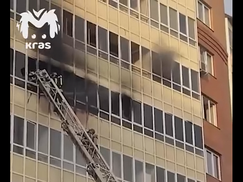 В Красноярске 6 человек эвакуировали по автолестнице из-за пожара в высотке. Фото, видео: Kras Mash