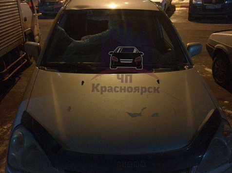 В Красноярске выброшенный из окна системный блок пробил стекло машины. Фото: ЧП Красноярск