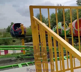 В «Троя парке» у карусели с детьми отвалилось колесо во время работы
