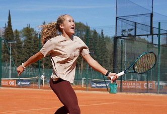 Красноярка Мирра Андреева одержала победу в первом круге французского турнира WTA 250