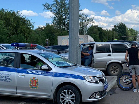 В Красноярске парень завёл мотоцикл, и он тут же врезался в машину и пенсионерку. Фото: ГИБДД