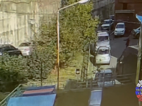 В Красноярске 3-летний мальчик погиб под колесами «Газели» во дворе. Фото: МВД по Красноярскому краю