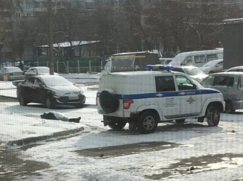 В Красноярске нашли тело мужчины  около подъезда дома в Солнечном. Фото: Наш мкрн. Солнечный