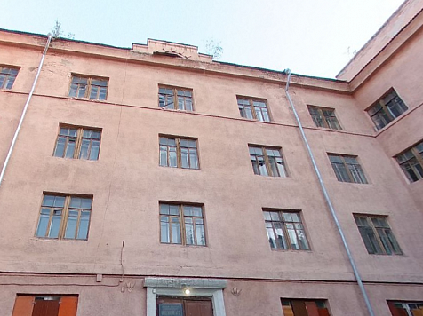 Напротив скандальной стройки в центре Красноярска продают заброшенное общежитие педуниверситета. Изображение: yandex.ru/maps