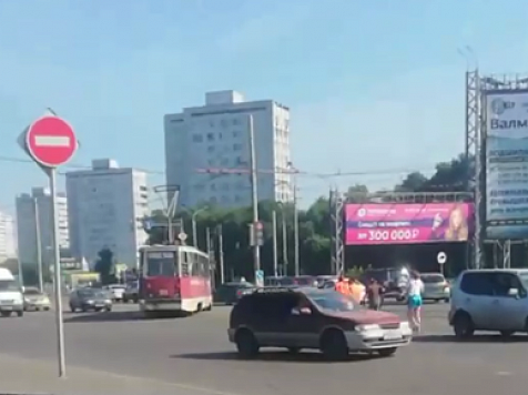 Трамвай попал в аварию на Матросова – улица встала в пробку . Изображение: Telegram-канал «Борус. Люди»