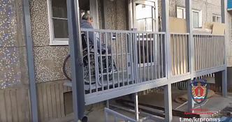 Пара инвалидов-колясочников в Канске добилась электроподъемника в квартиру после судов