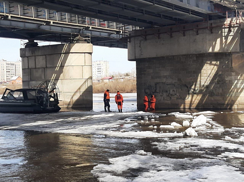 Двух провалившихся под лед на реке Кан школьниц не могут найти уже неделю. Фото: МЧС