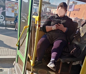 В Красноярске кондуктора автобуса оштрафовали за то, что не уступила место пенсионерке