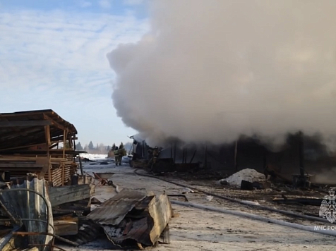 Цех по производству аэролодок под Красноярском выгорел дотла: показываем, как полыхало здание. Фото: МЧС Красноярского края