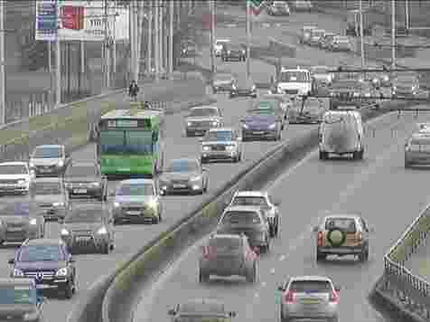 Свободный и Маерчака вечером встали в пробку из-за обрыва троллейбусных проводов. Кадр: архив «7 канала», скрин: yandex.ru/maps