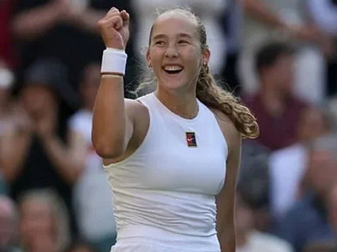 Теннисистка из Красноярска Мирра Андреева разгромила американку на Уимблдоне и вышла в четвертьфинал. Скриншот: прямая трансляция игры