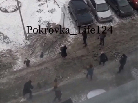 Жители красноярской Покровки устали от бездействия УК «Красноярье» и сами вышли на уборку дворов от снега. Фото: instagram.com/pokrovka_life124