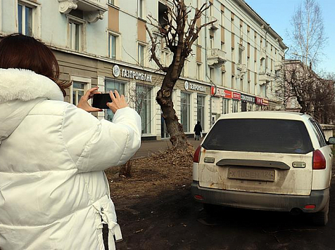 Красноярских водителей массово штрафуют за парковку на газонах. Фото: admkrsk.ru