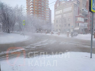 В Красноярске на улице Киренского устраняют порыв водопровода