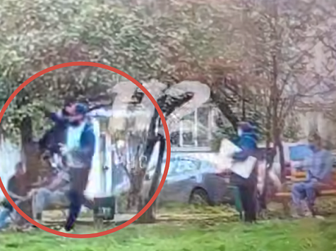 В Красноярске пьяный мужчина напал на пенсионерку. Фото/видео: 112 Красноярск t. me