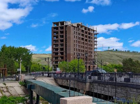 Мэрия хочет забрать у застройщика заброшенное здание на берегу Качи в Красноярске. Фото: 2ГИС