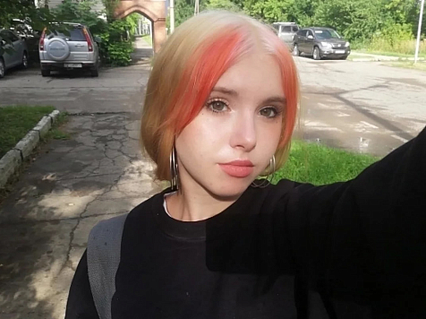 Убитая рецидивистом девушка с яркой челкой «собирает» красноярцев на фестиваль в Дивногорске. Фото: архив семьи Жигаевых