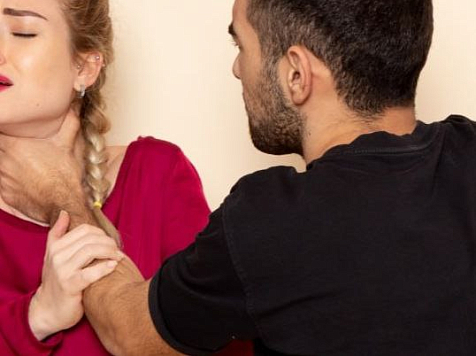 В Красноярском крае девушка обвинила отца в сексуальных домогательствах. Фото: freepik.com