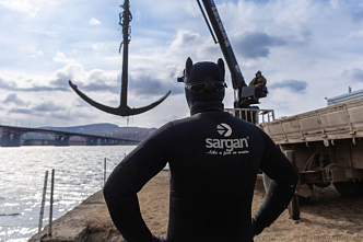 Красноярцы вытащили адмиралтейский якорь со дна Енисея