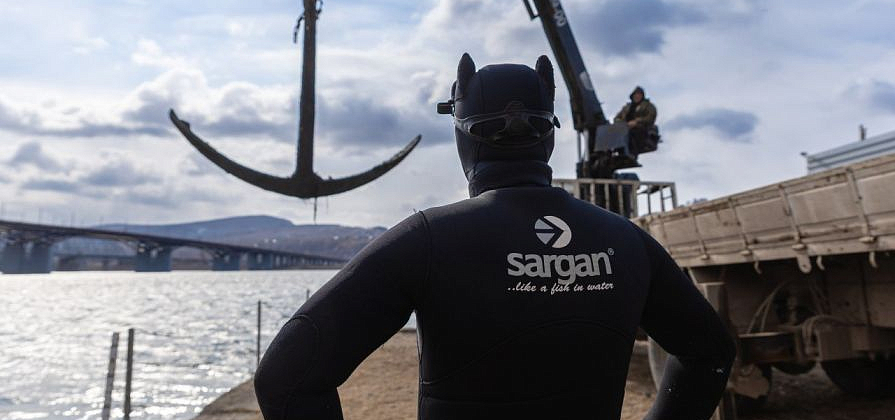 Красноярцы вытащили адмиралтейский якорь со дна Енисея