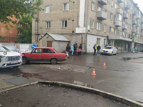 В Красноярске водитель «Жигулей» врезался в припаркованную машину с 5-летней пассажиркой. Фото: ГИБДД