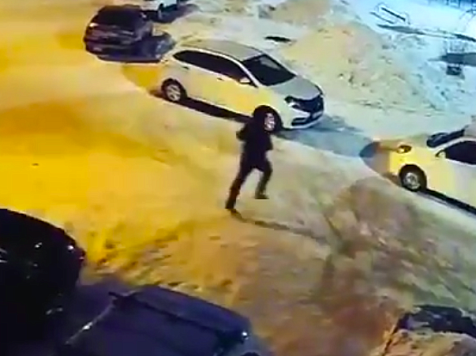 Поджигатель в черном сжег дорогой автомобиль в Зеленогорске. Скриншот видео: t.me/metrovkrsk