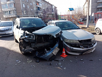 Водитель эвакуатора проехался по припаркованным авто в красноярском дворе и сбежал