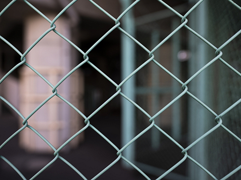 В Канске арестованный на 10 суток мужчина сделал подкоп под забором и сбежал из спецприемника . Фото: freepik