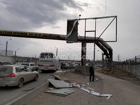 Сильный ветер сорвал рекламный щит и смял три автомобиля (фото). фото: ЧП Красноярск 