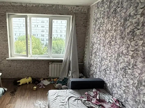 Двухлетний ребенок выпал из окна на красноярской улице Карбышева. Фото: СК по Красноярскому краю