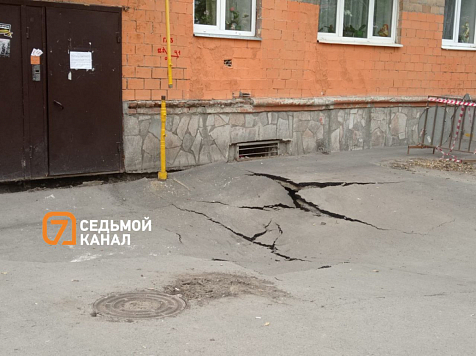 «Выламывали двери монтировками и чем придется»: жители Бограда в Красноярске рассказали, как выбирались из «поплывшего» дома