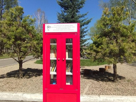 В красноярском озеро-парке «Октябрьский» появился красный шкаф с книгами. Фото: Красгорпарк