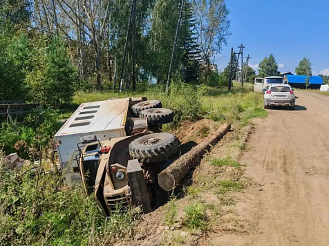 Бесправник на «Урале» упал в кювет к северу от Красноярска — шестеро в больнице. Фото: МВД 24