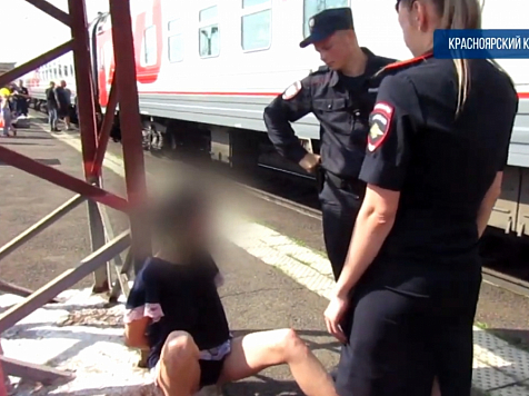 В Красноярском крае сняли с поезда пьяную женщину, укусившую попутчика за нос. Фото: МВД медиа