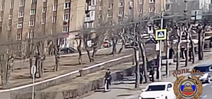 Сбежавшего после наезда на девушку самокатчика задержали в Красноярске