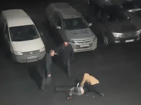 В Норильске задержали мужчину, избившего девушку из-за повреждения машины					     title=