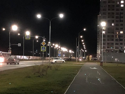 После жалоб красноярцев появилось освещение на новой дороге в «Тихих Зорях» . Фото: Мэрия 
