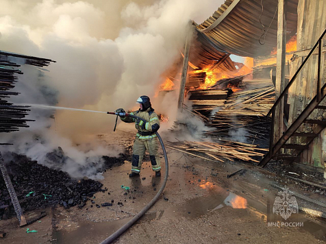 В Красноярске здание сгорело от непотушенной сигареты. Фото: ГУ МЧС России по Красноярскому краю