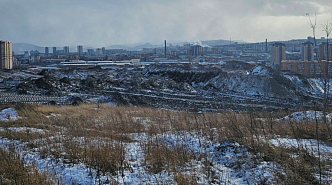 В Красноярске переполненный снегоотвал угрожает улице Цимлянская