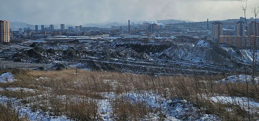 В Красноярске переполненный снегоотвал угрожает улице Цимлянская