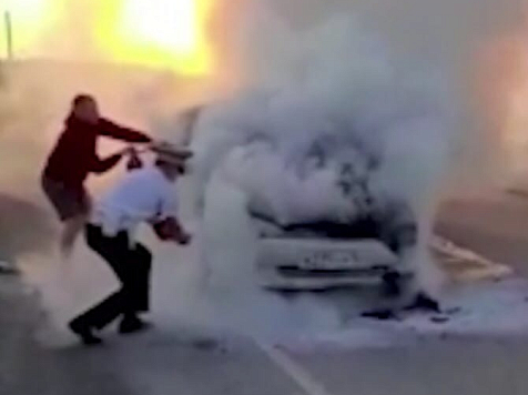 Под Ачинском на трассе сгорел легковой автомобль. Фото и видео: vk.com/achinskavto