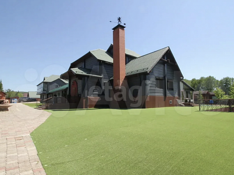 Под Красноярском продается «усадьба» с конюшней за 200 млн рублей. Фото: avito.ru