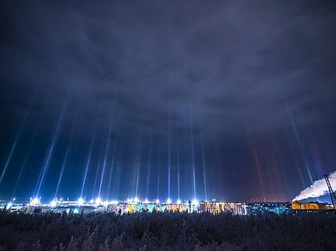 Жители Дудинки наблюдали в небе световые столбы . Фото: instagram.com/denis.denisov.dudinka/