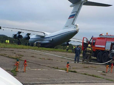 В Красноярском аэропорту Черемшанка совершил аварийную посадку военный самолёт. Фото: ТГ Топор Live