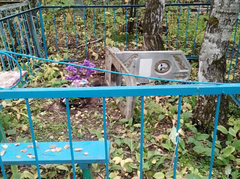 В Ачинске Красноярского края вандалы разгромили могилы на старом погосте. Фото: МВД Ачинска