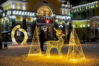 К Новому году перед железнодорожным вокзалом Красноярска установили светящиеся арт-объекты