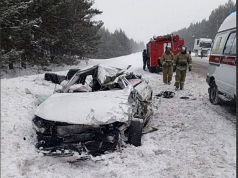 В Красноярском крае прицеп грузовика раздавил легковушку на трассе. Фото: МВД24